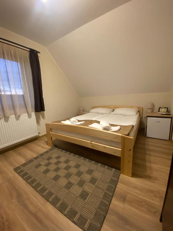 Hotel Gradics Panzio à Siculeni Extérieur photo